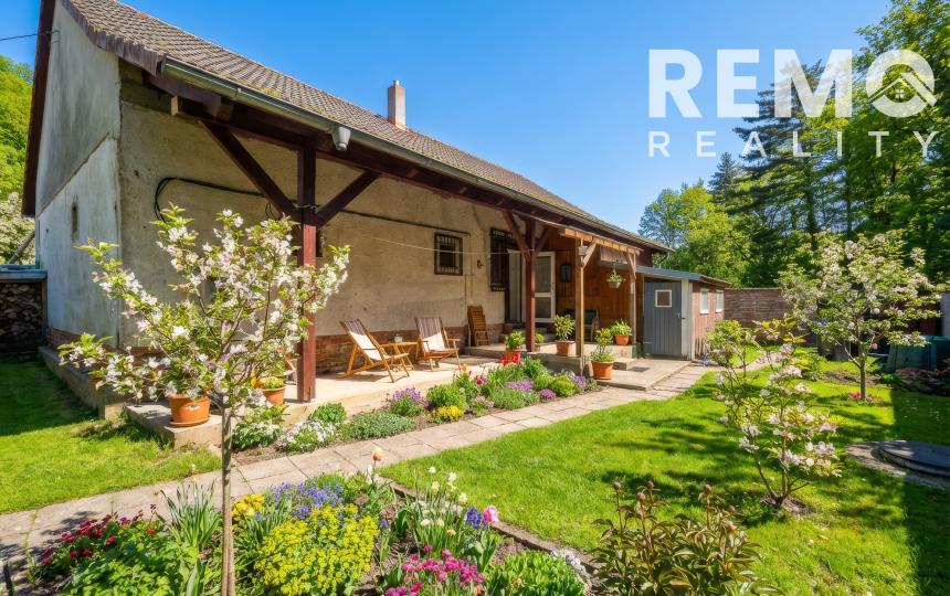 Pekný rodinný dom pod lesom s veľkým potenciálom. Nová strecha