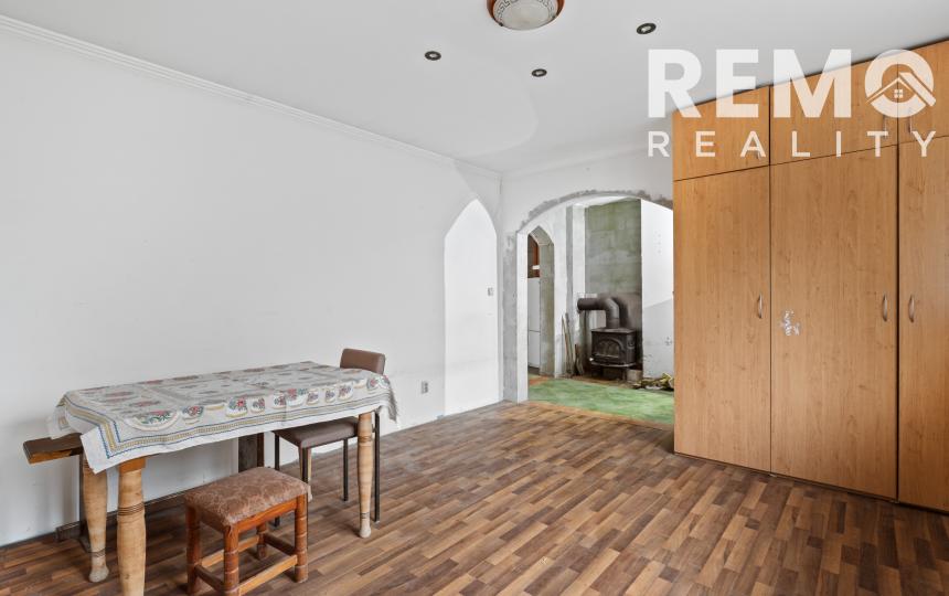 Pekný rodinný dom pod lesom s veľkým potenciálom. Nová strecha