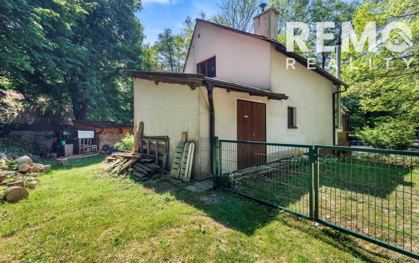 Krásna chata s veľkou terasou, altánkom na celoročné bývanie.