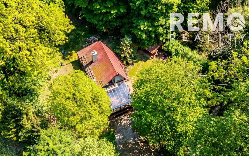 Krásna chata s veľkou terasou, altánkom na celoročné bývanie.