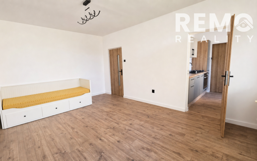 Pekný, veľký 1-izbový byt s klimatizáciou a priestranným balkónom