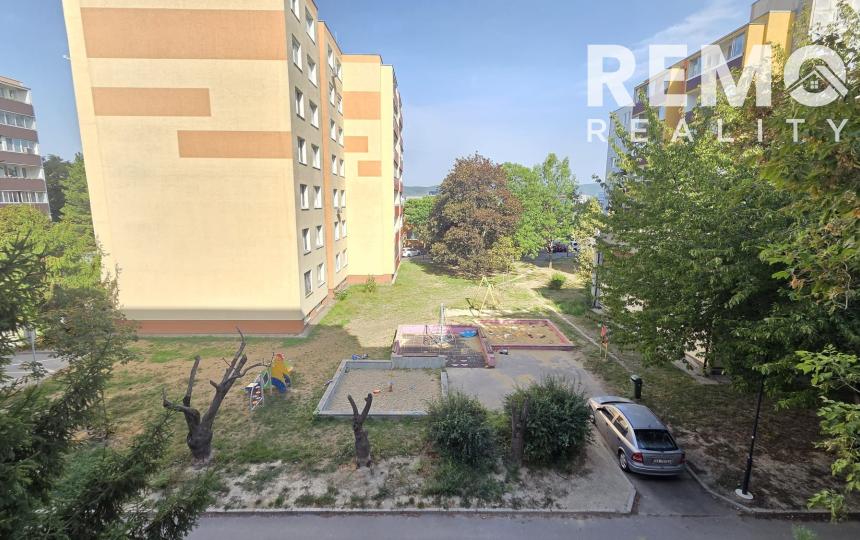 Pekný, veľký 1-izbový byt s klimatizáciou a priestranným balkónom