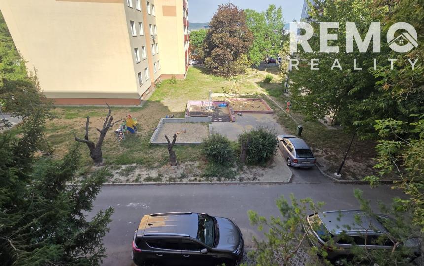 Pekný, veľký 1-izbový byt s klimatizáciou a priestranným balkónom
