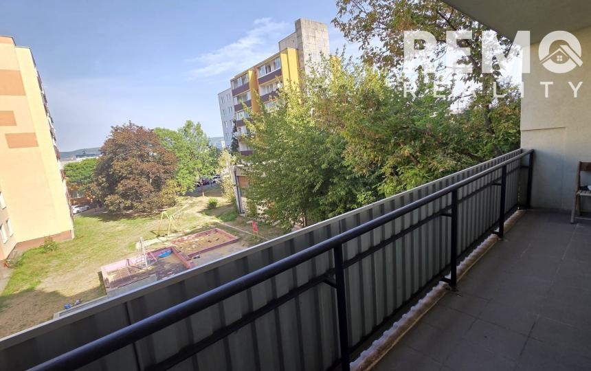Pekný, veľký 1-izbový byt s klimatizáciou a priestranným balkónom