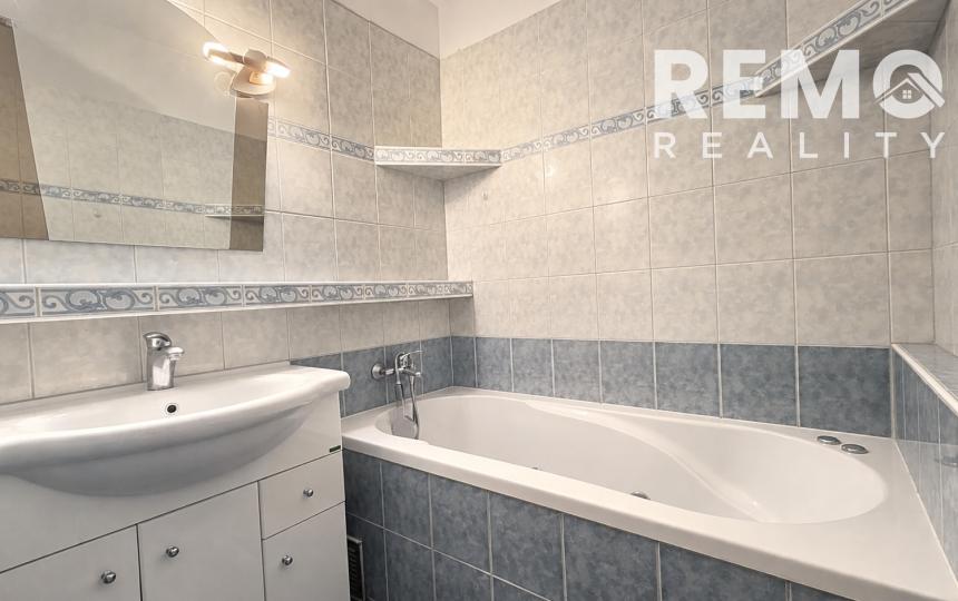Pekný, veľký 1-izbový byt s klimatizáciou a priestranným balkónom
