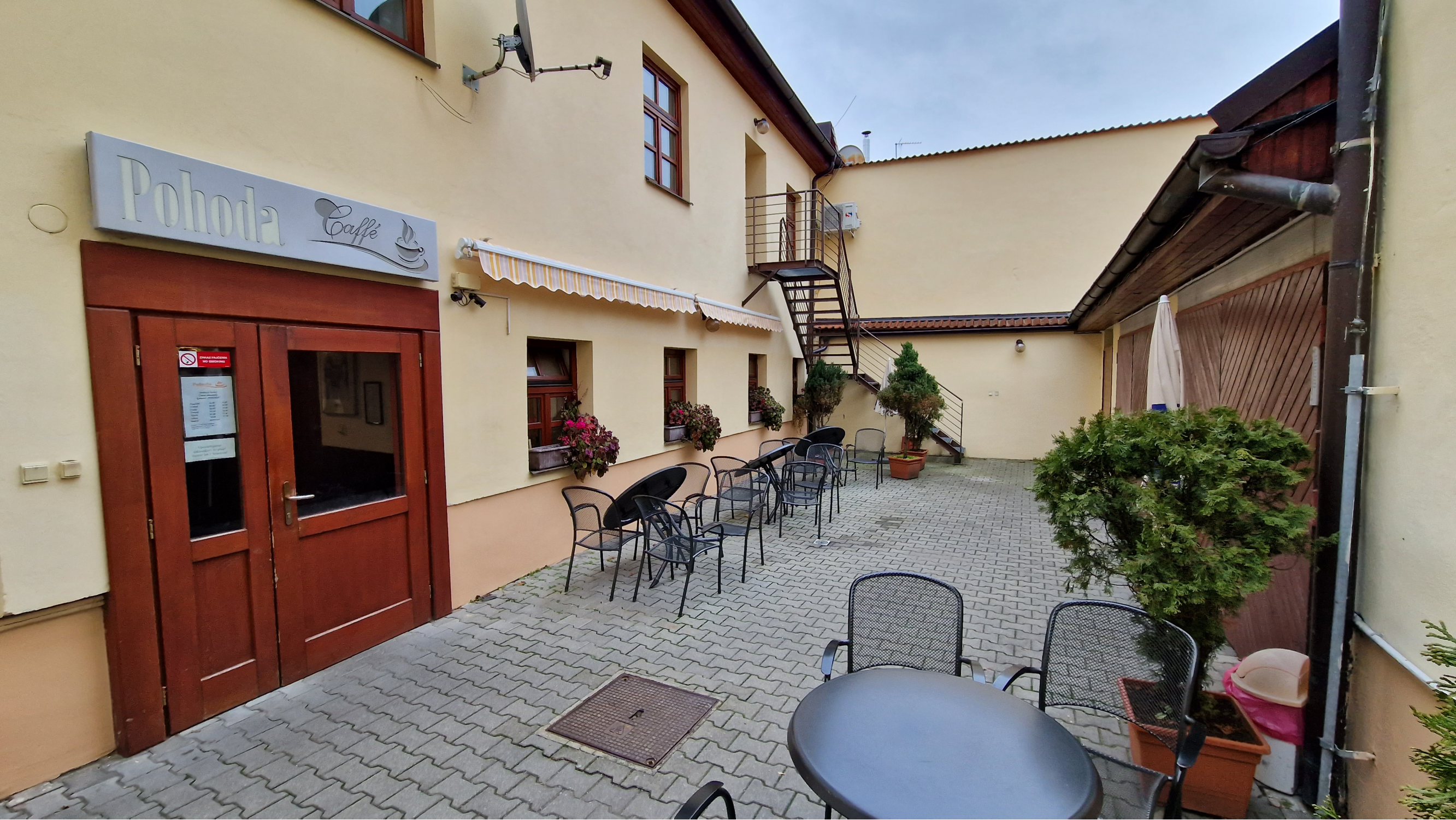 Prenájom kaviarne v centre s 120m2 terasou a garážou. TOP PONUKA