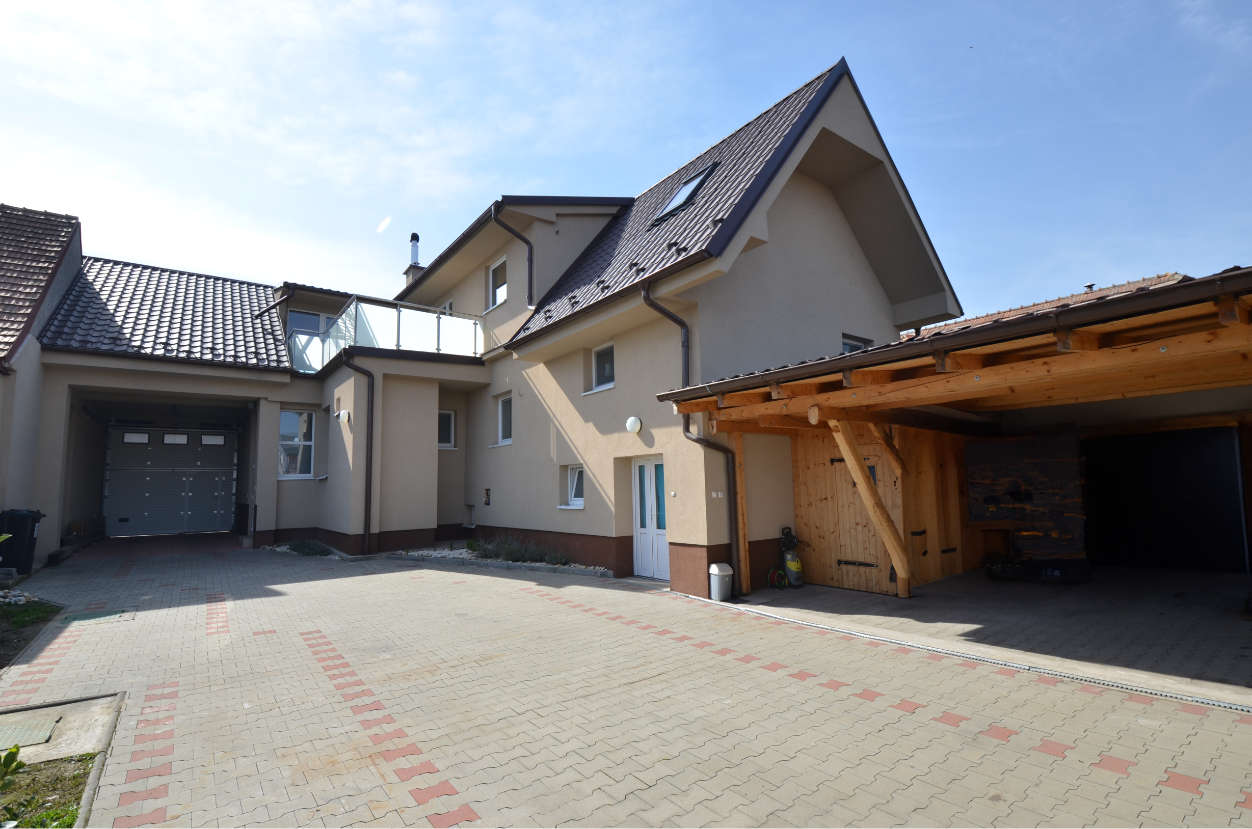 Veľký rodinný dom vhodný na podnikanie s pivnicou a altánkom. Oplatí sa vidieť.