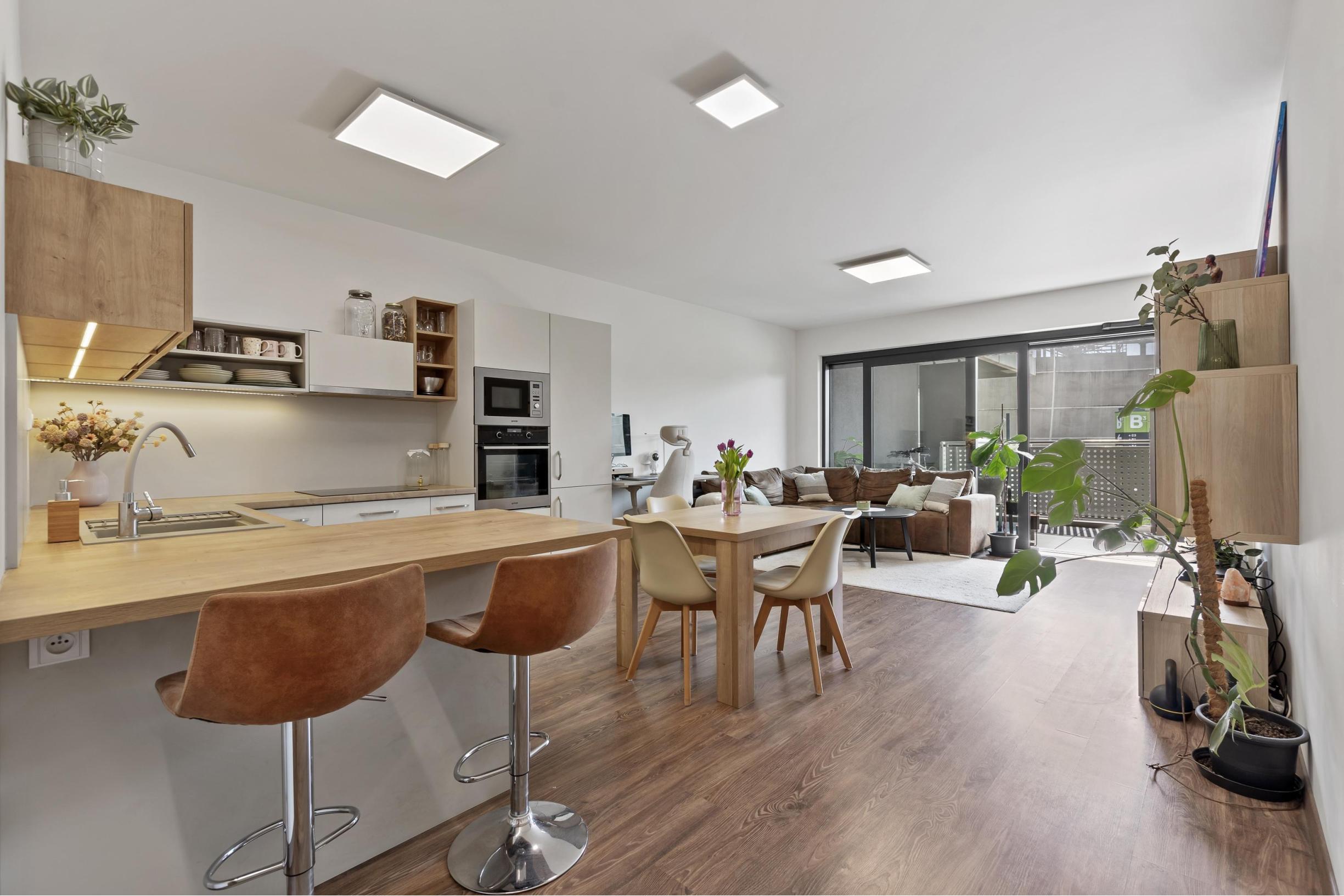 Štýlový 2-izb. byt v Tehelnom poli – 2 balkóny, parkovanie, pivnica v CENE