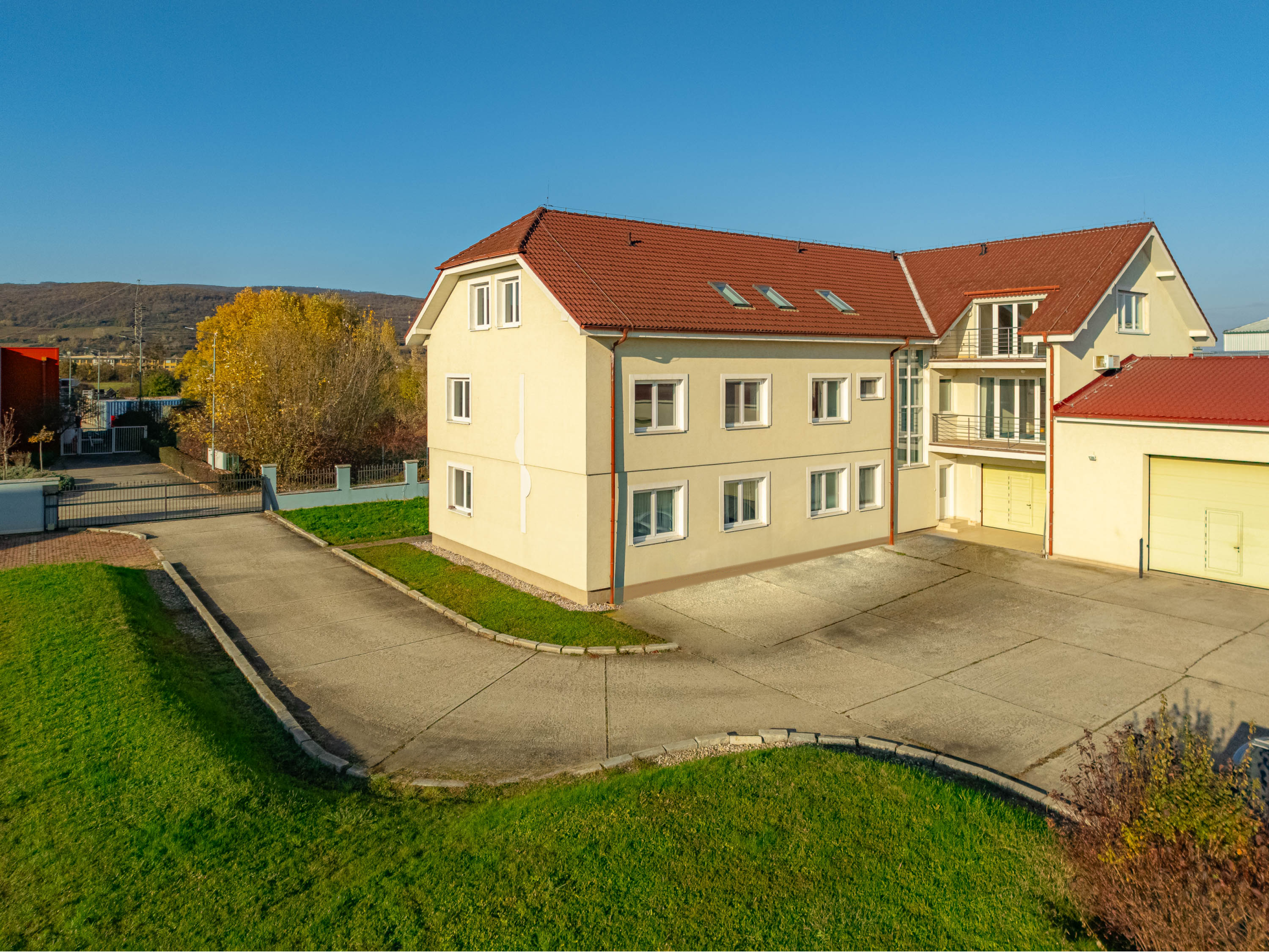 Vhodné ako sídlo firmy. Veľké parkovisko. Možnosť bývania.