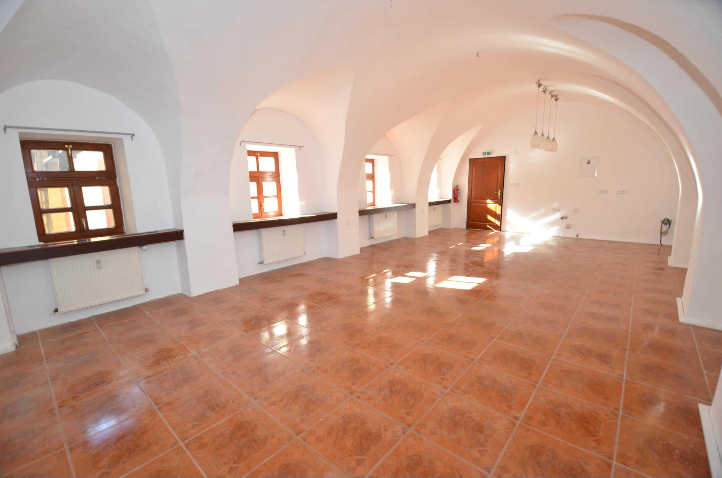 Radničné nám. - Priestory so 120m2 terasou a garážou. TOP PONUKA