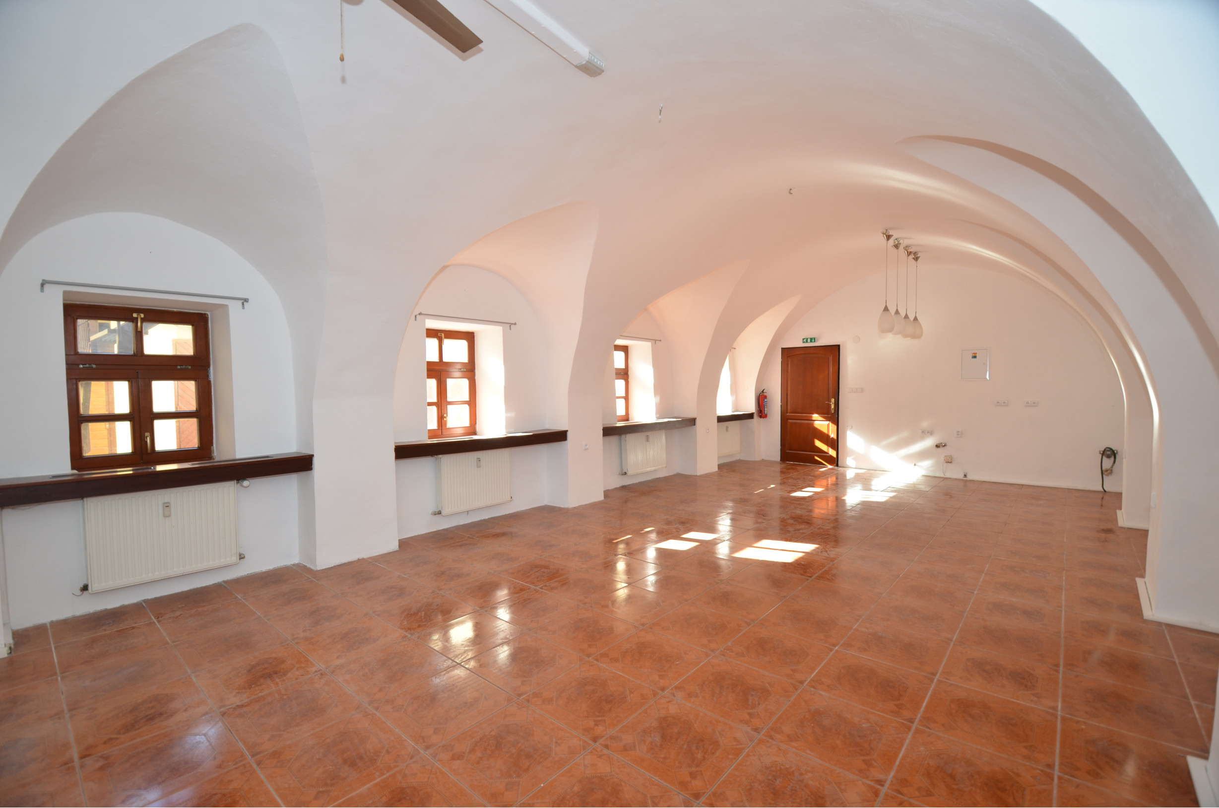 Komerčné priestory v centre s dvorom 120m2 a garážou. TOP PONUKA