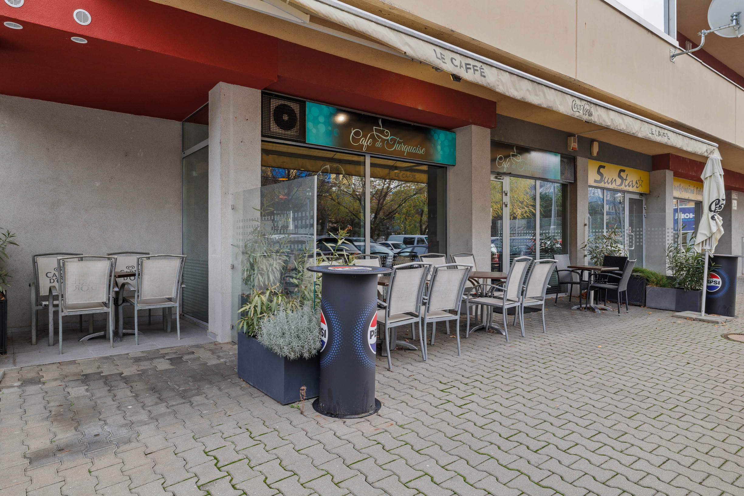 Zariadený priestor pre kaviareň, bistro s terasou na Tomášikovej