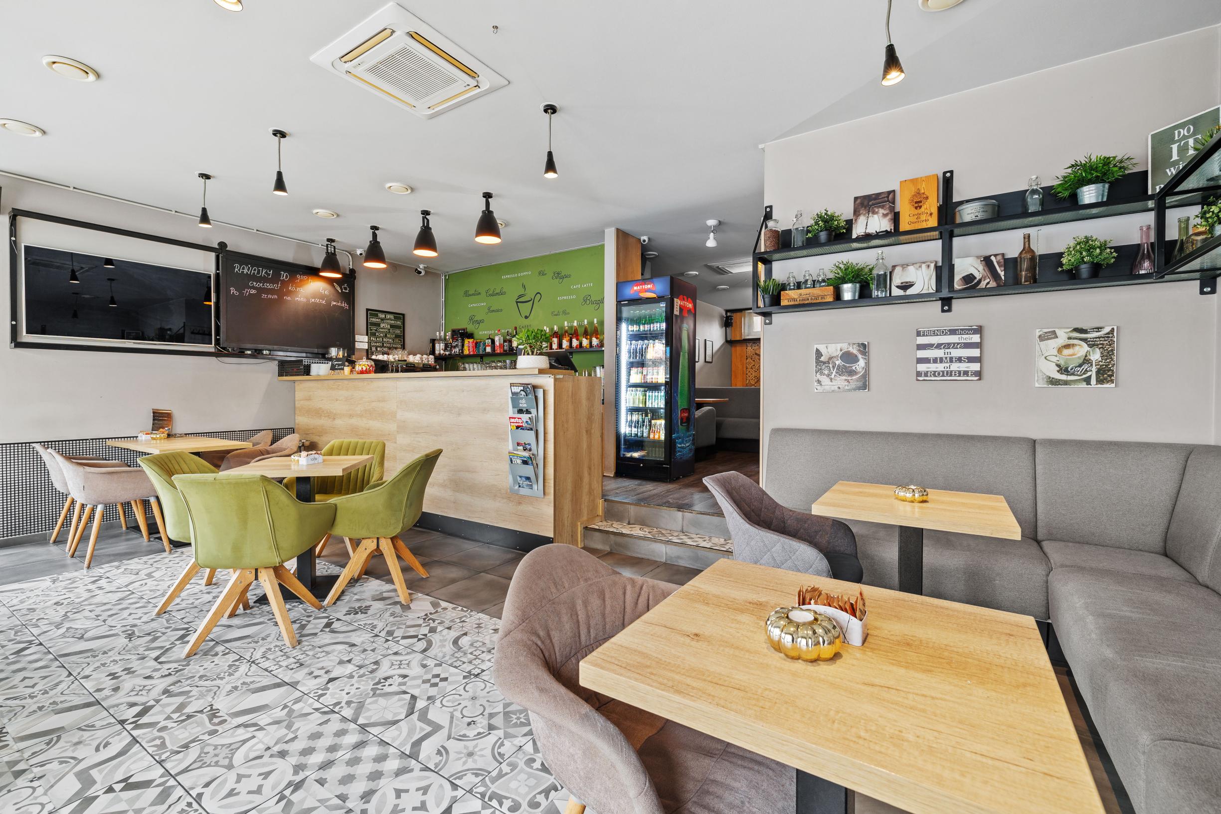 Zariadený priestor pre kaviareň, bistro s terasou na Tomášikovej