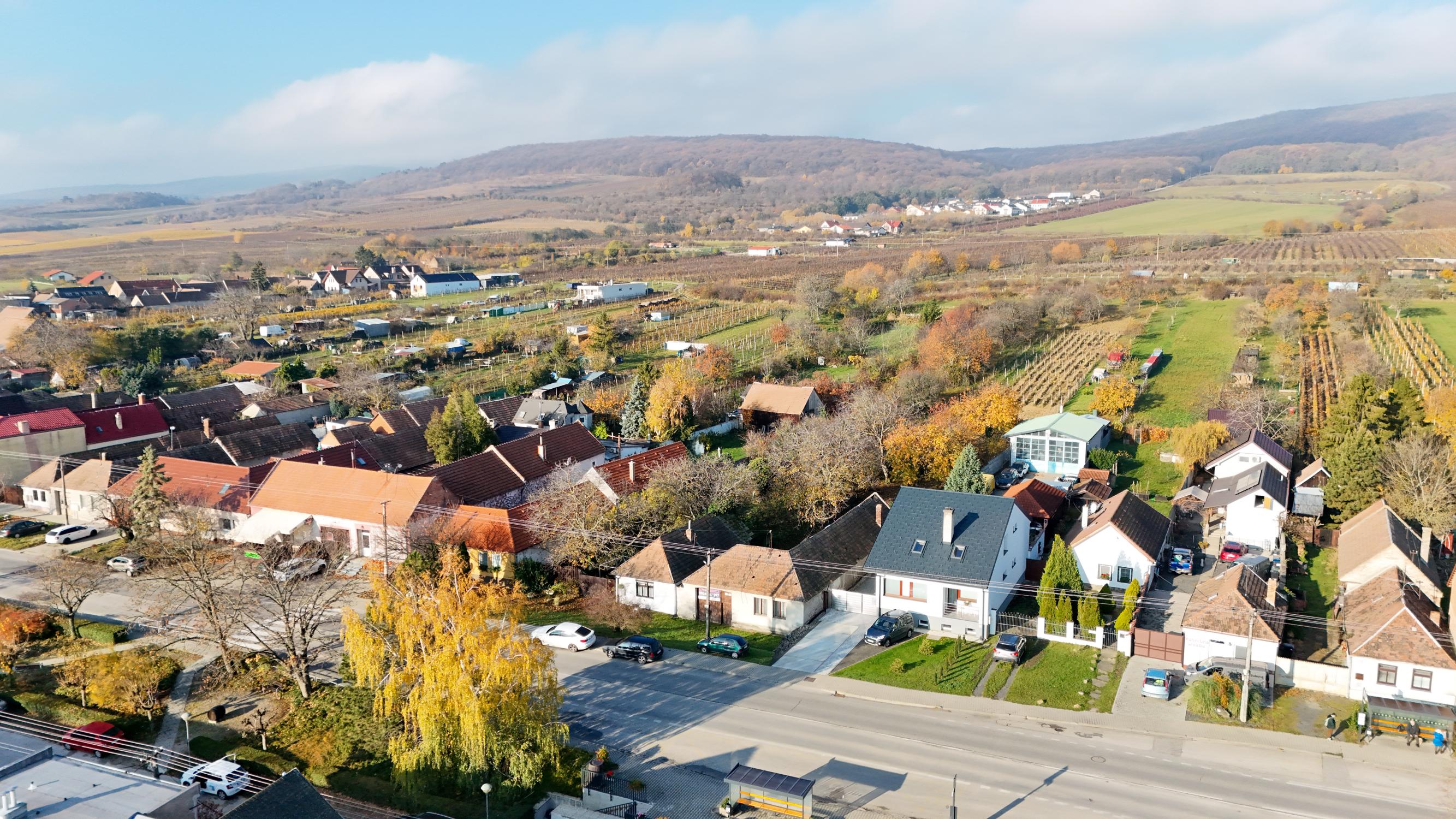 2 336 m² v CENTRE obce s kompletnými IS a stavebným povolením