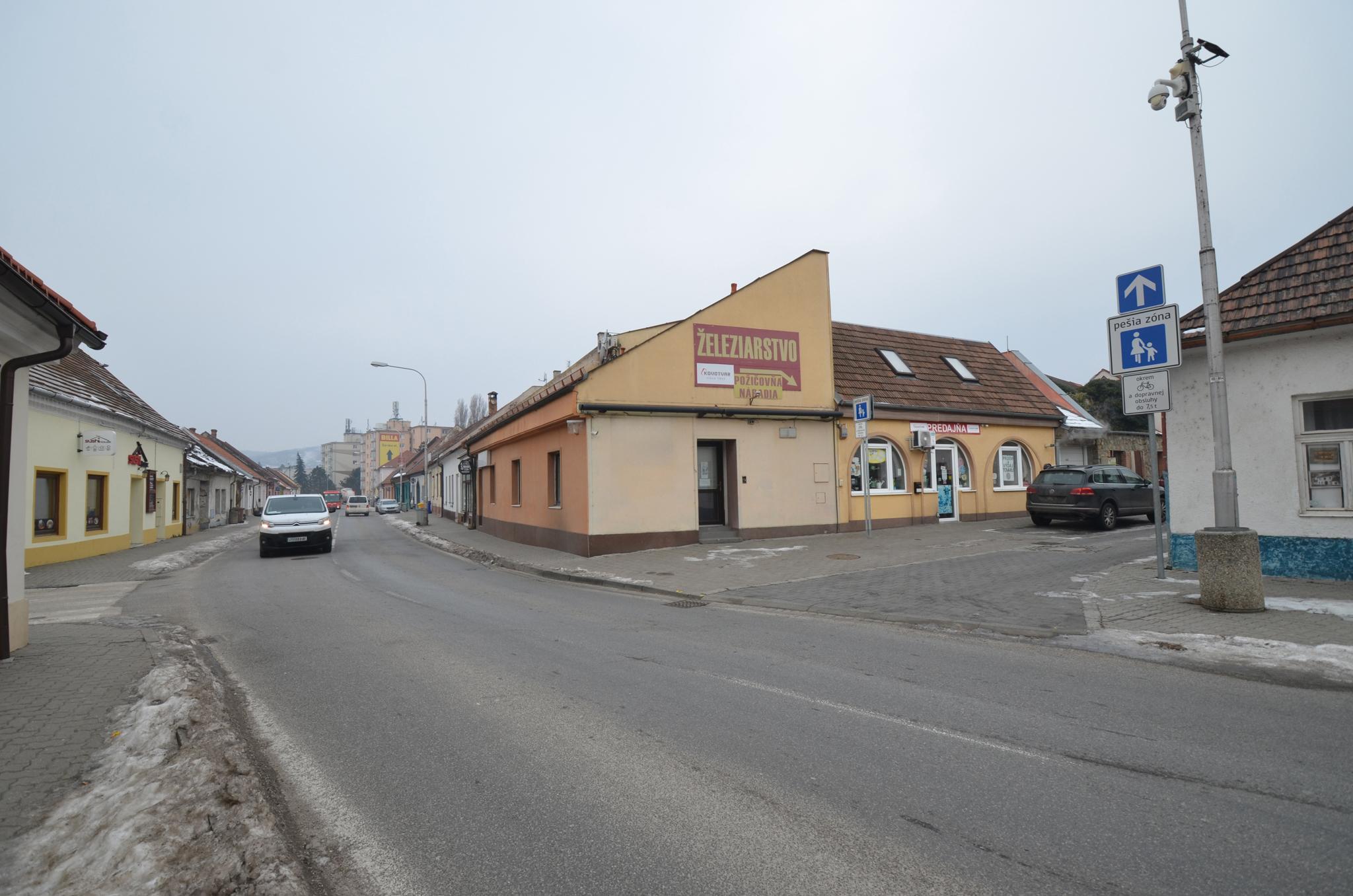 Obchodné priestory s reklamnou plochou v cene. Parkovanie pred prevádzkou.