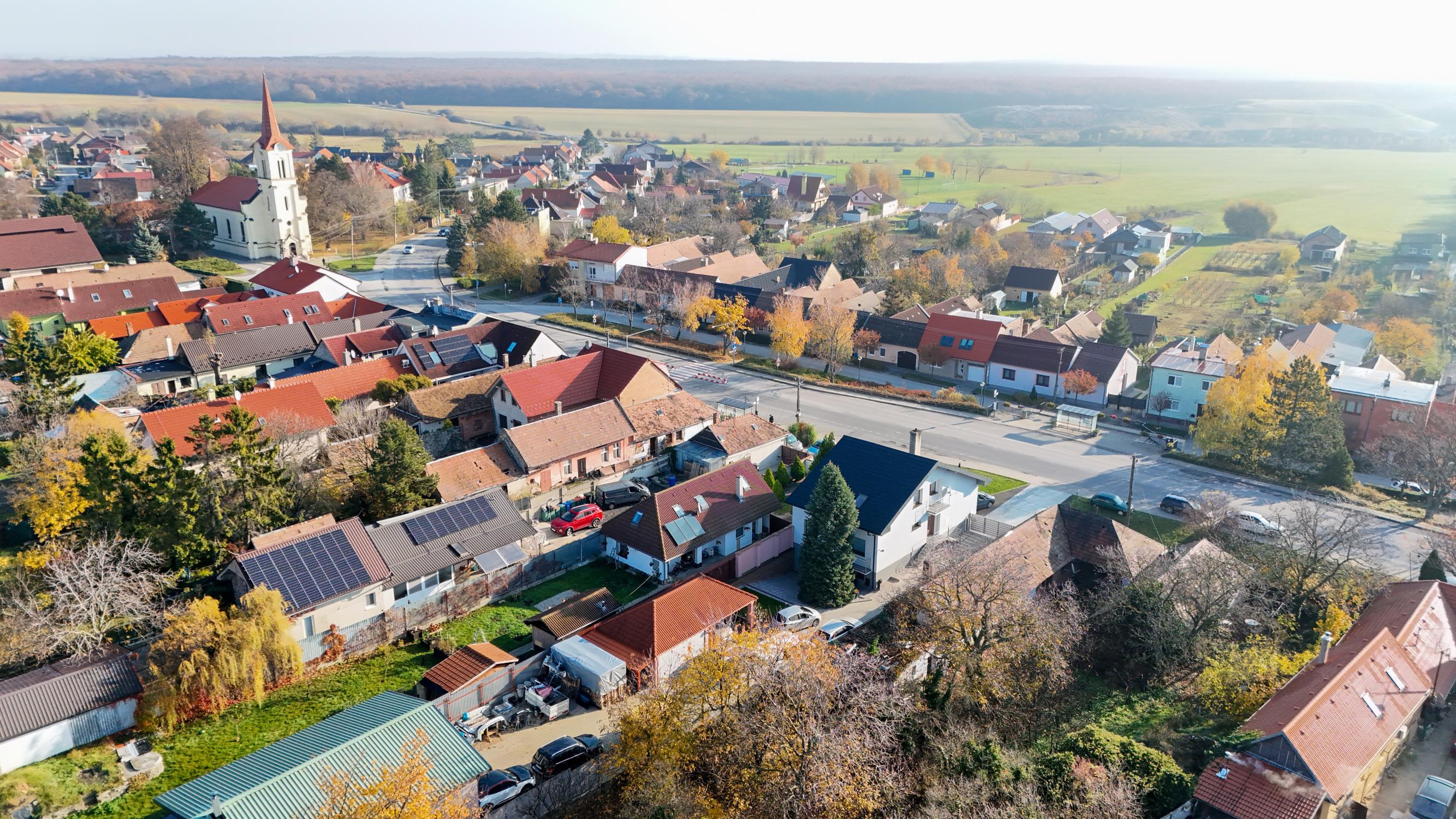 Rodinný dom / Pozemok s vydaným stavebným povolením. TOP