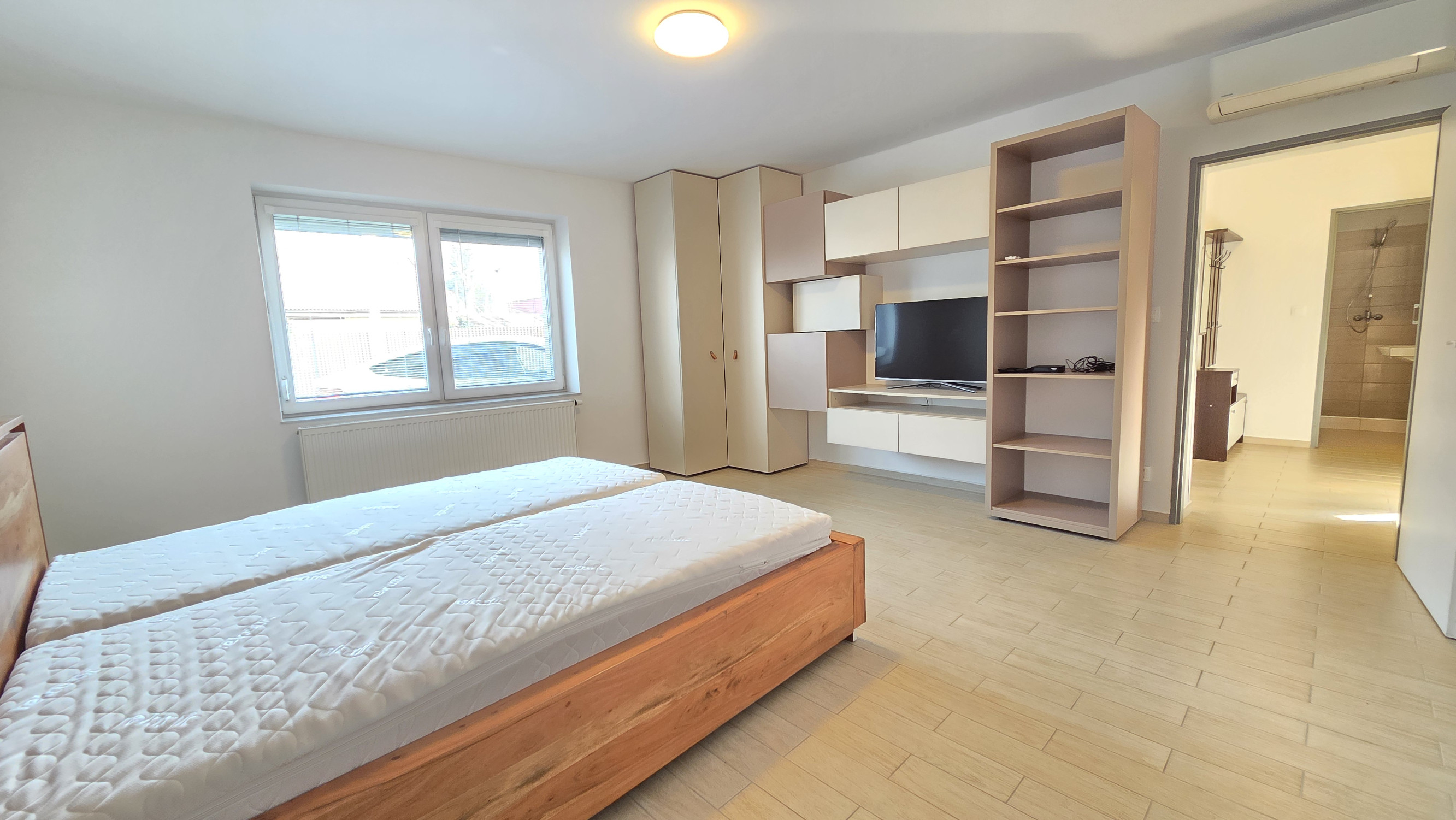 Veľký 1,5-izb byt s terasou a súkromným parkovaním. V cene internet aj energie