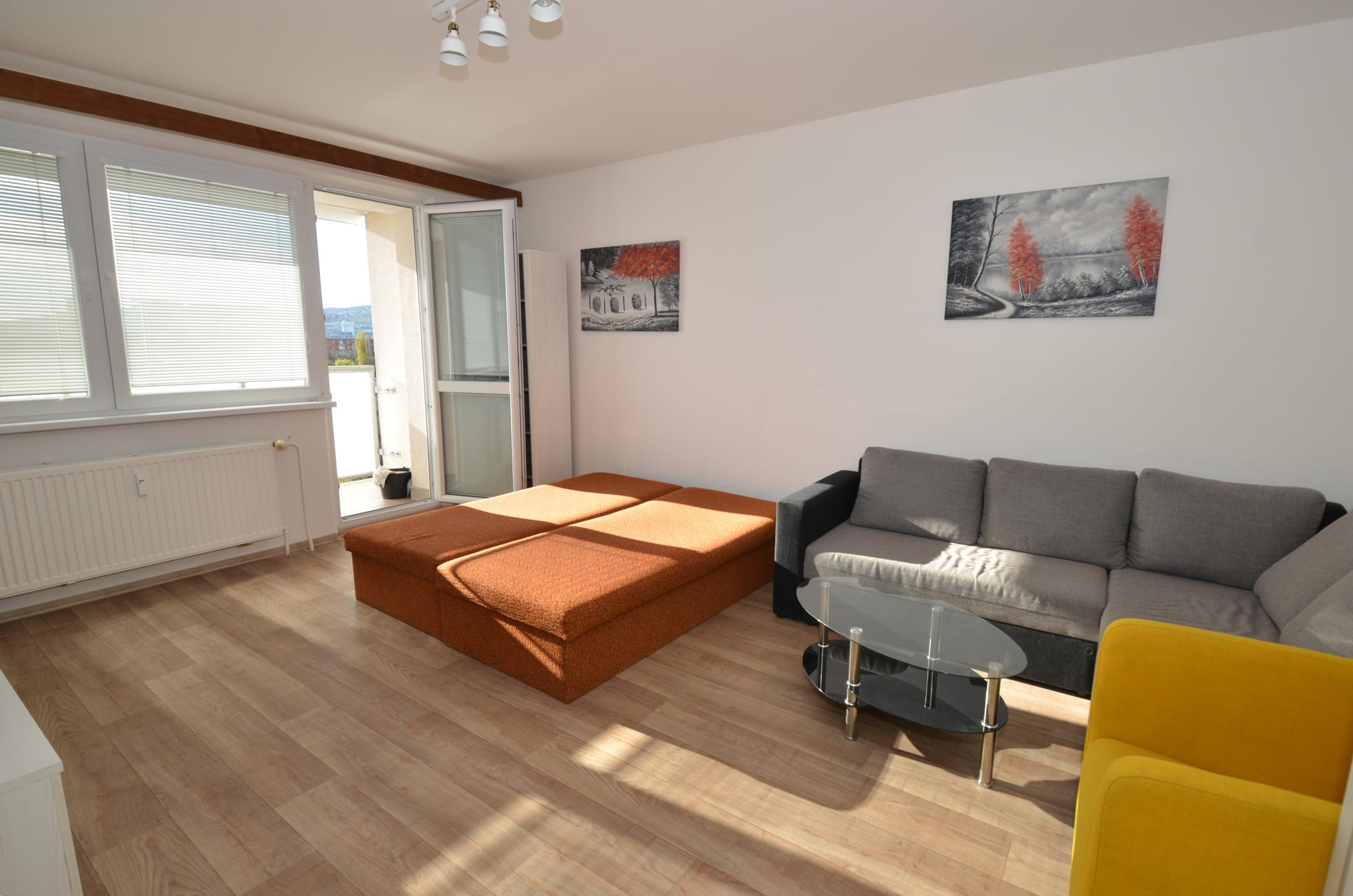 REZERVOVANÉ Väčší 1-izbový byt s lodžiou a výhľadom na mesto, Štrkovec