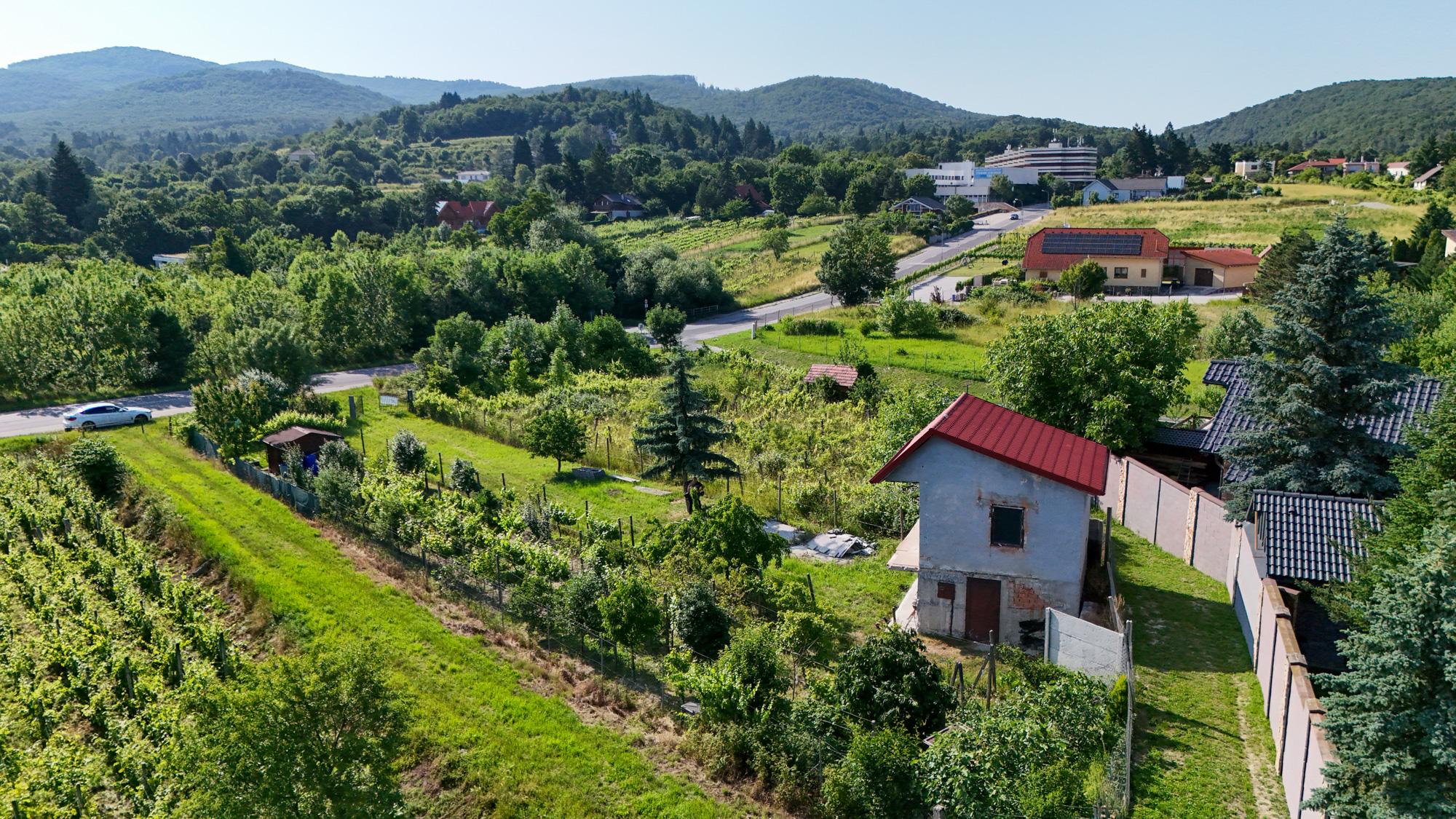 Rekreačný domček s pekným pozemkom v Harmónii. NOVÁ CENA