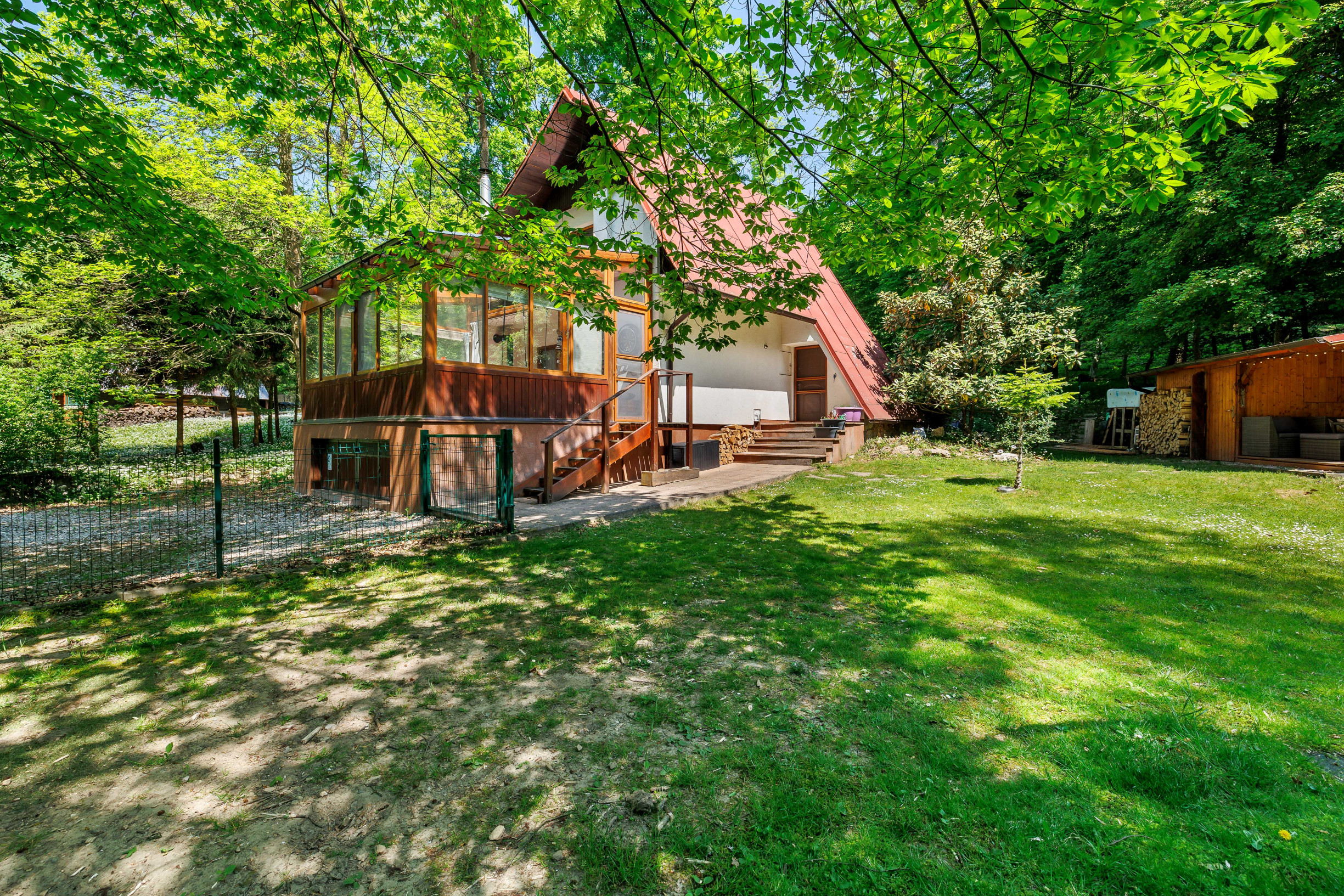 Krásna chata s veľkou terasou, altánkom na celoročné bývanie.